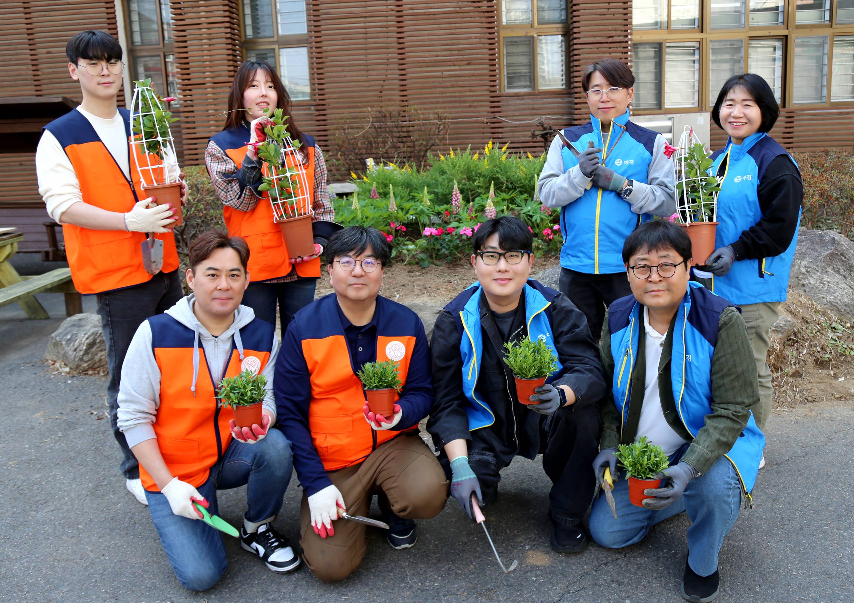 애경산업, 식목일 맞아 꿈나무마을 파란꿈터 꽃밭 가꾸기 행사 진행 (1).JPG