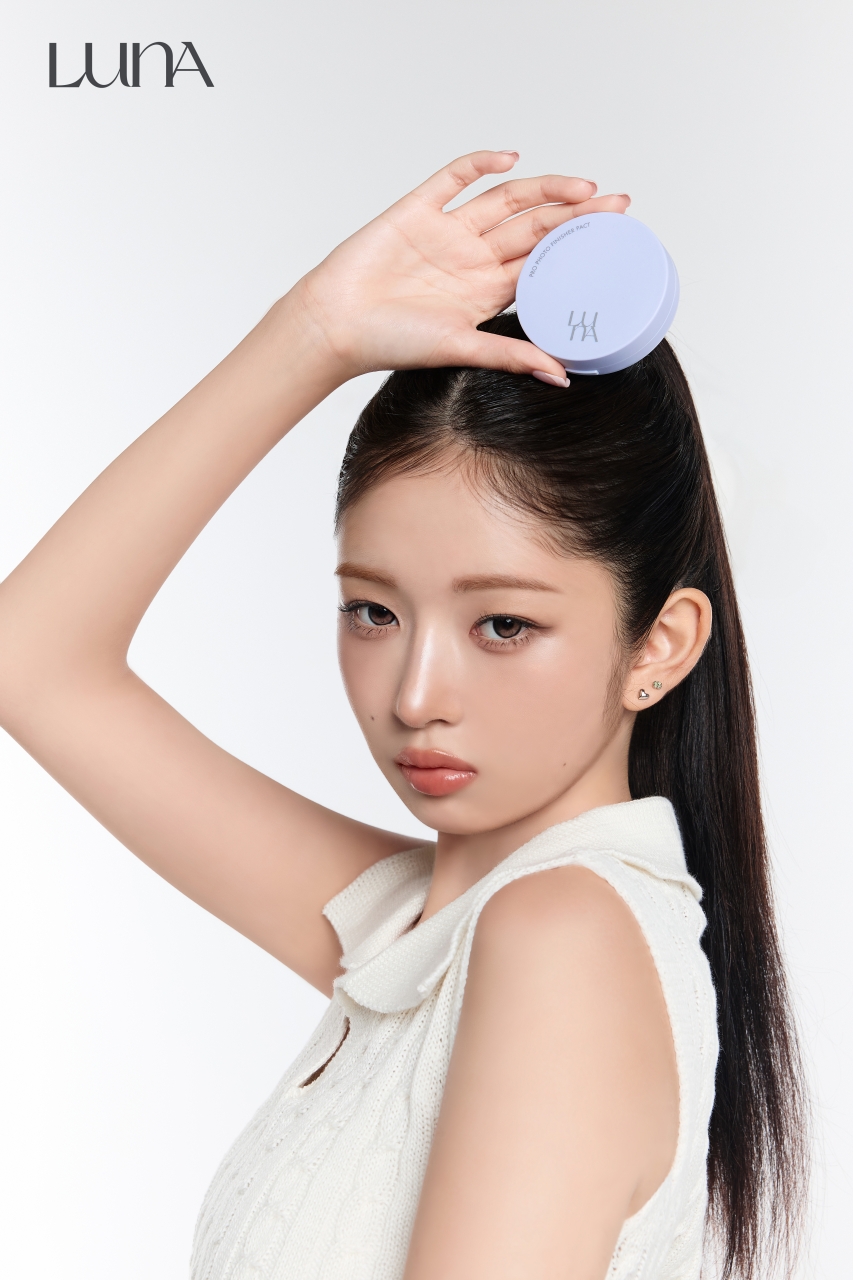 메이크업 전문 브랜드 ‘루나’, 앰배서더 ‘레이’와 함께한 FW 화보 공개_모델컷(3)_포토 피니셔.jpg