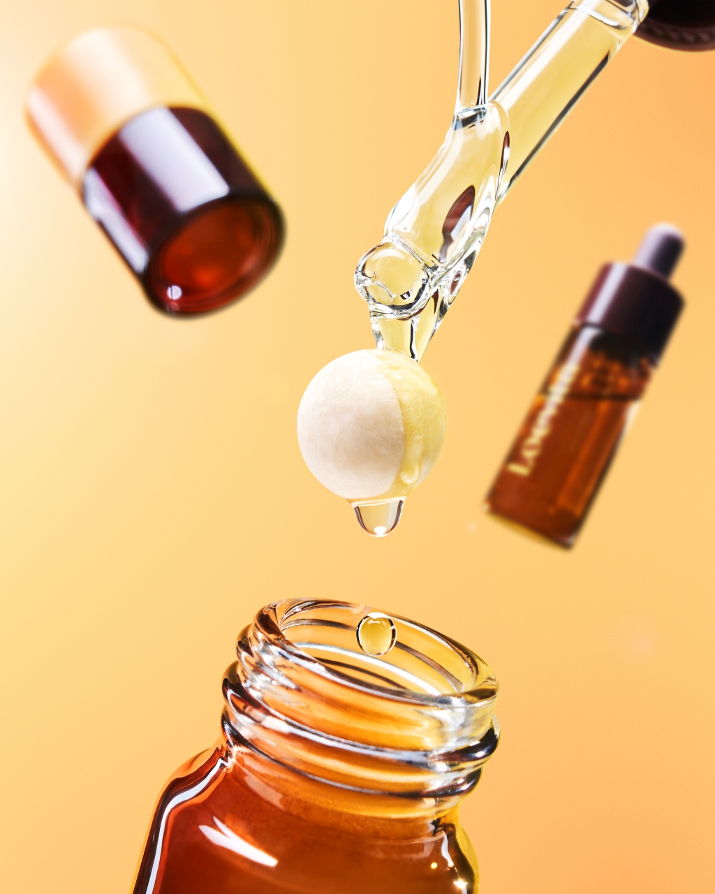 로에비타 멜라이트 비타민 앰플 에센스_연출컷(3).jpg