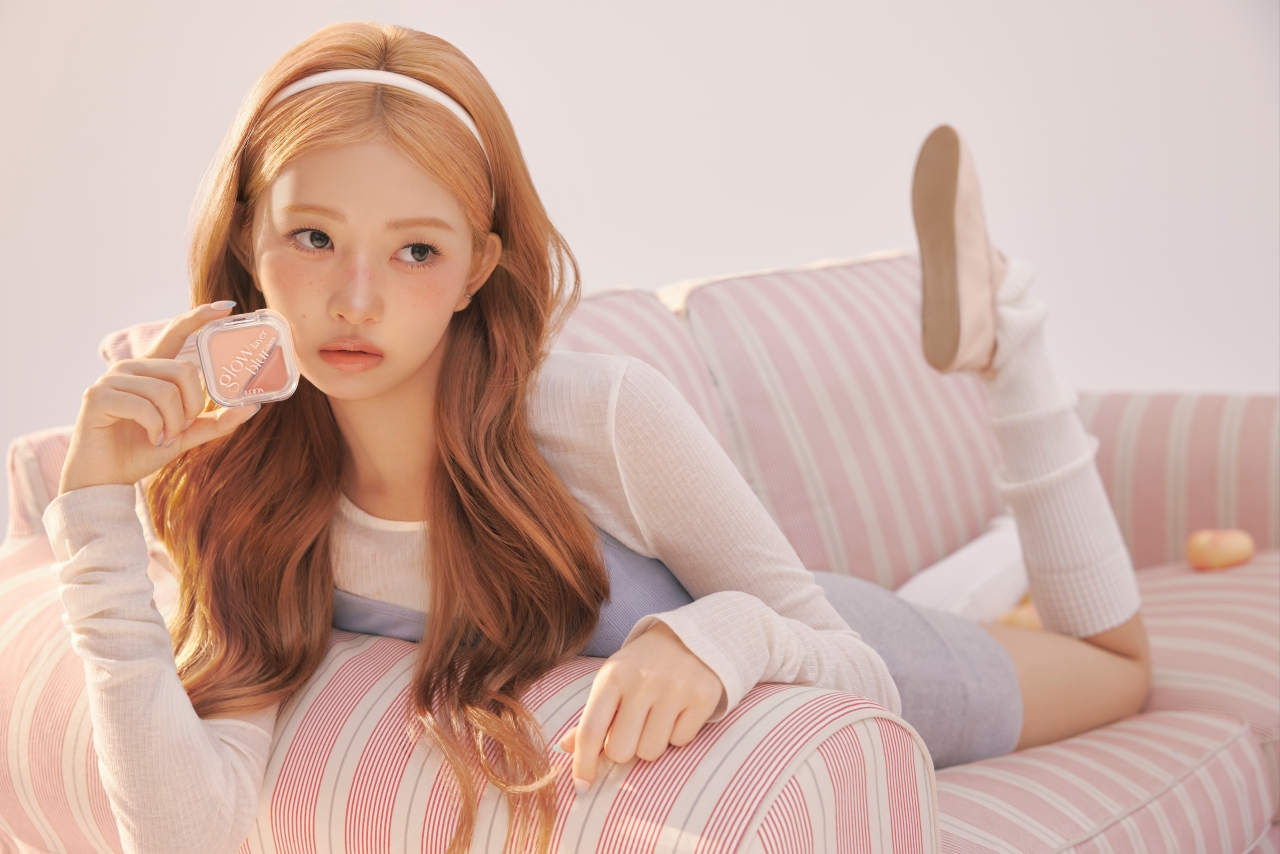 루나 글로우 레이어 블러 치크 2026SS 뉴컬러_모델컷(1).jpg