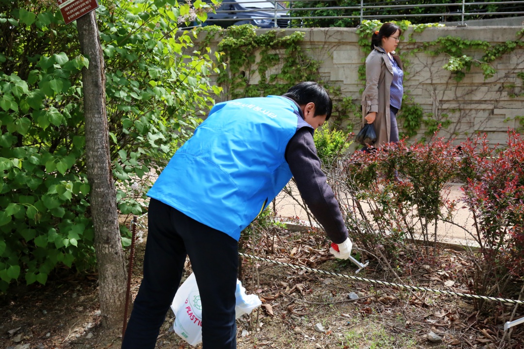 애경산업, '지구의 날' 맞아 플로깅으로 친환경 경영 실천(5).JPG