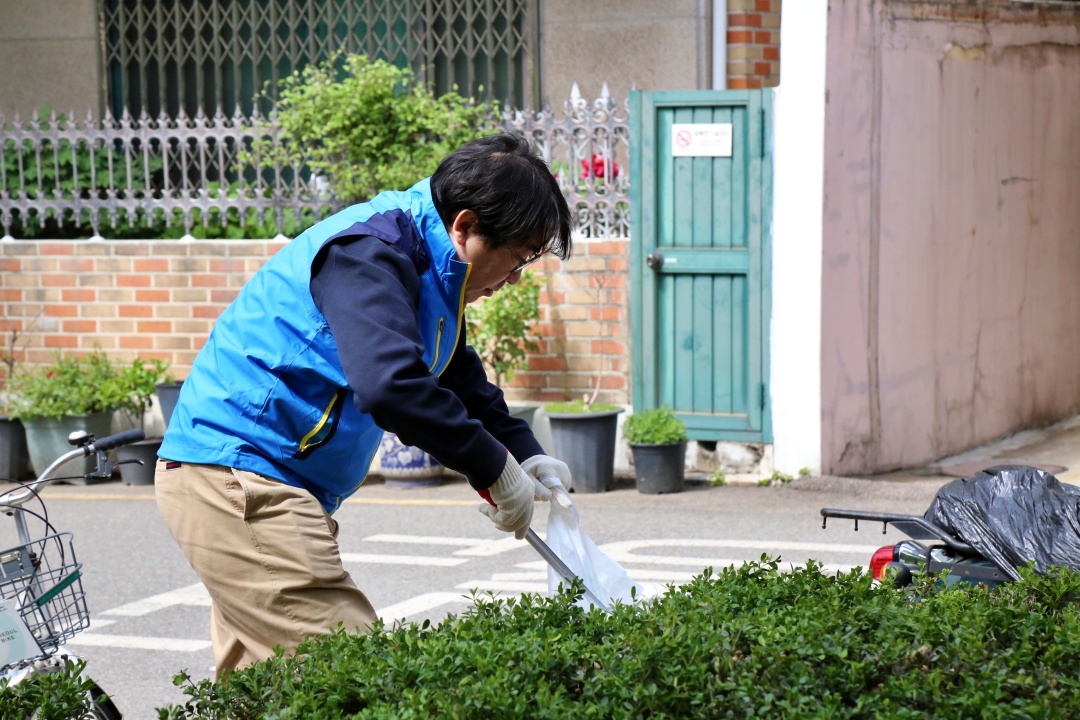 애경산업, '지구의 날' 맞아 플로깅으로 친환경 경영 실천(3).JPG