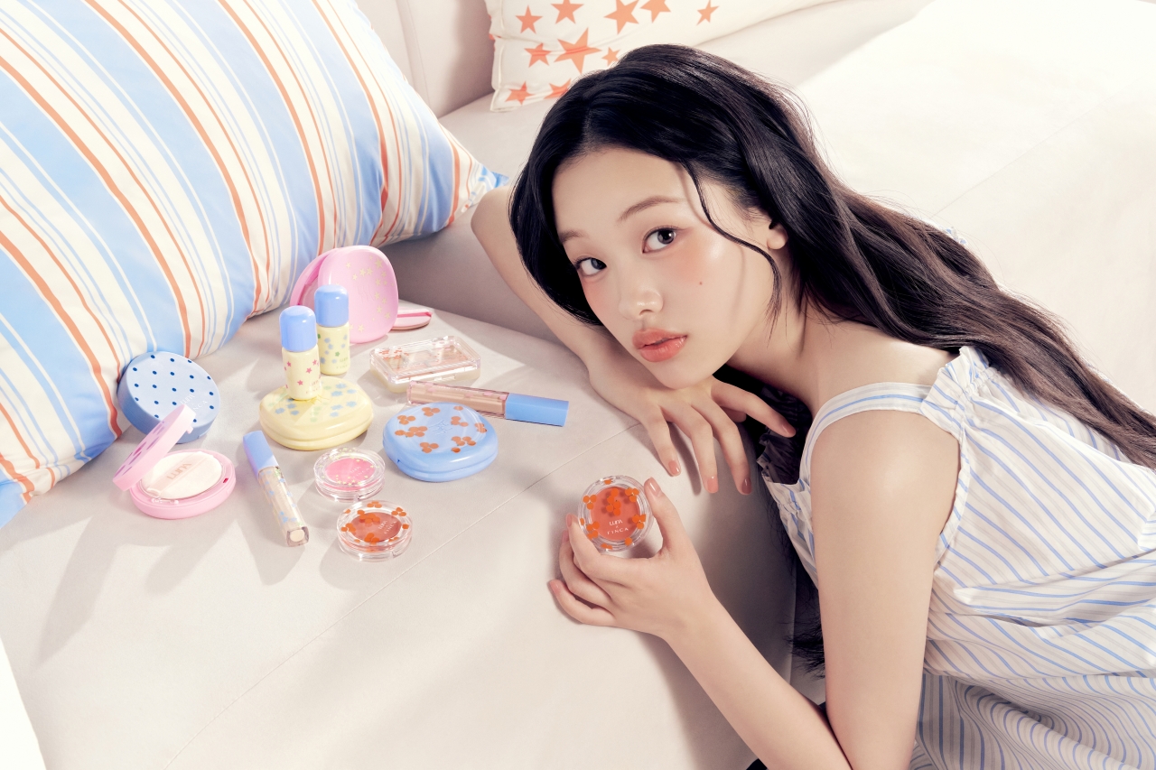 루나, 핀카 컬래버 한정 컬러로 감성 메이크업 완성.jpg