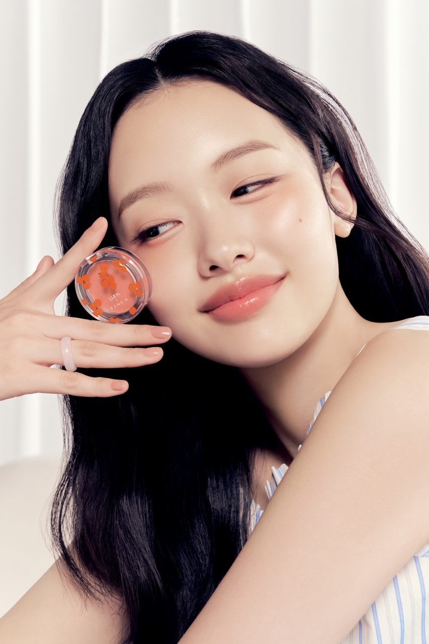 루나 멜티드 치크 밤 핀카 컬레버_모델컷(1).jpg