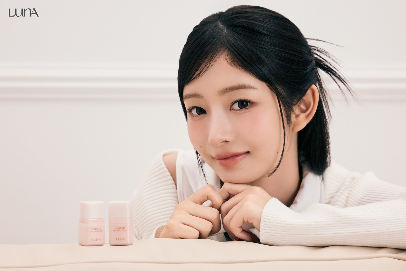 갈아서 사용하는 ‘루나 그라인딩 컨실 버터’_모델컷(1) (1).jpg