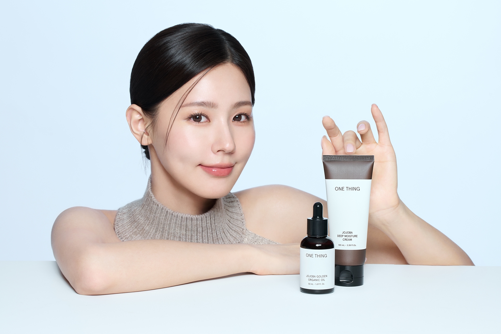 원씽(ONE THING) 호호바 딥 모이스처 크림_모델컷.jpg